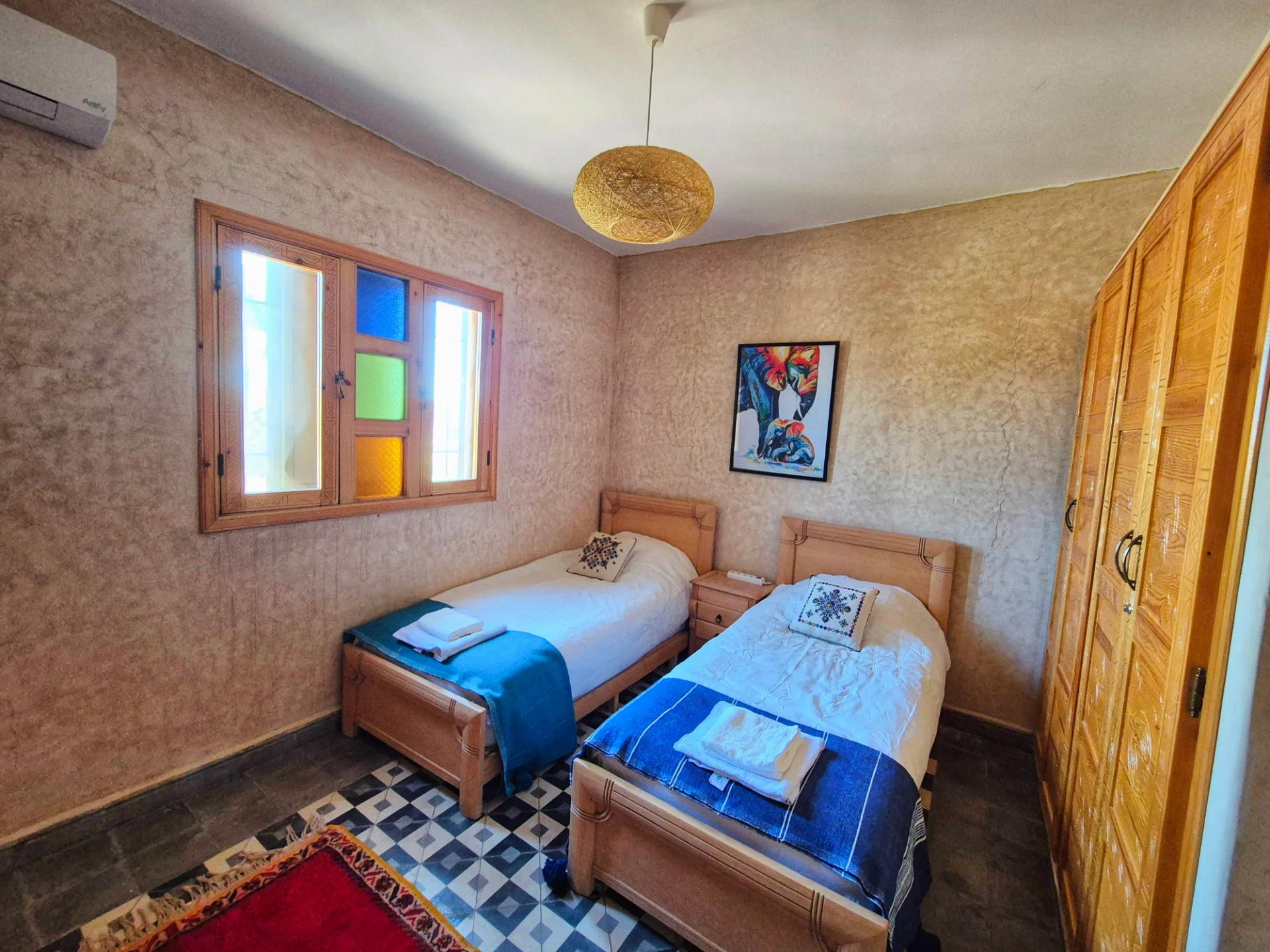 Chambre familiale avec deux lits simples — Villa Dar Sara