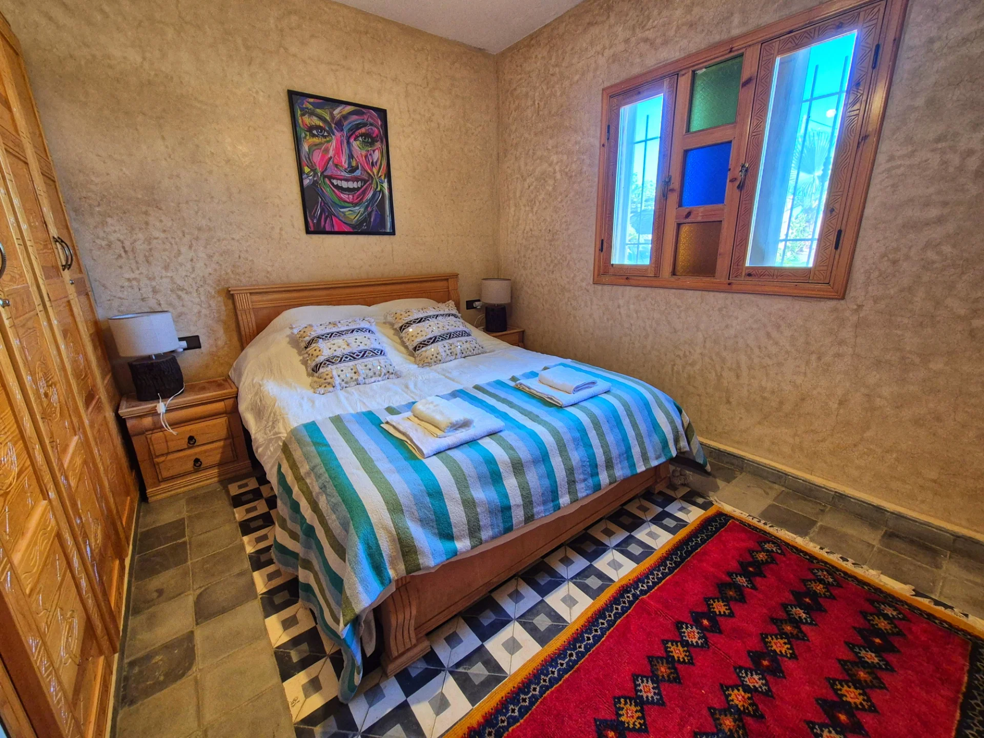 Suite parentale avec lit king size et placards en bois massif — Villa Dar Sara