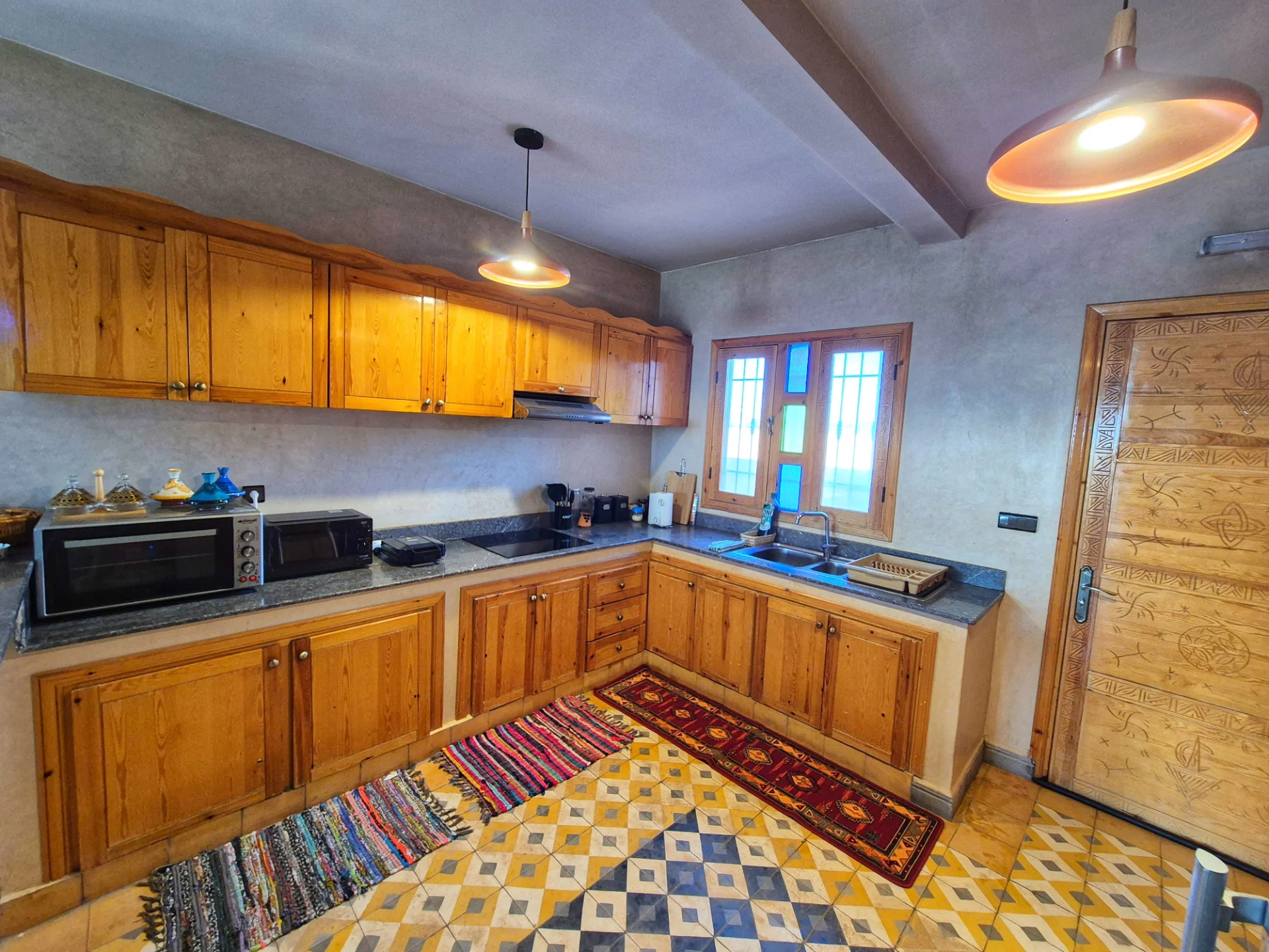 Cuisine équipée et lumineuse de la Villa Dar Sara