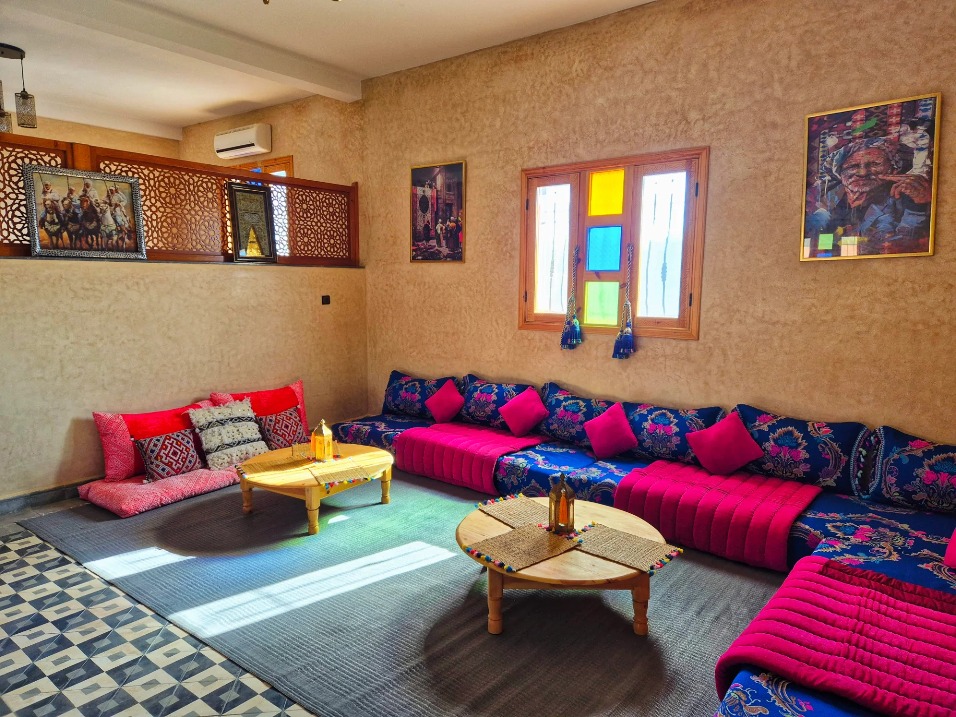 Grand salon traditionnel marocain — boiseries sculptées et zelliges