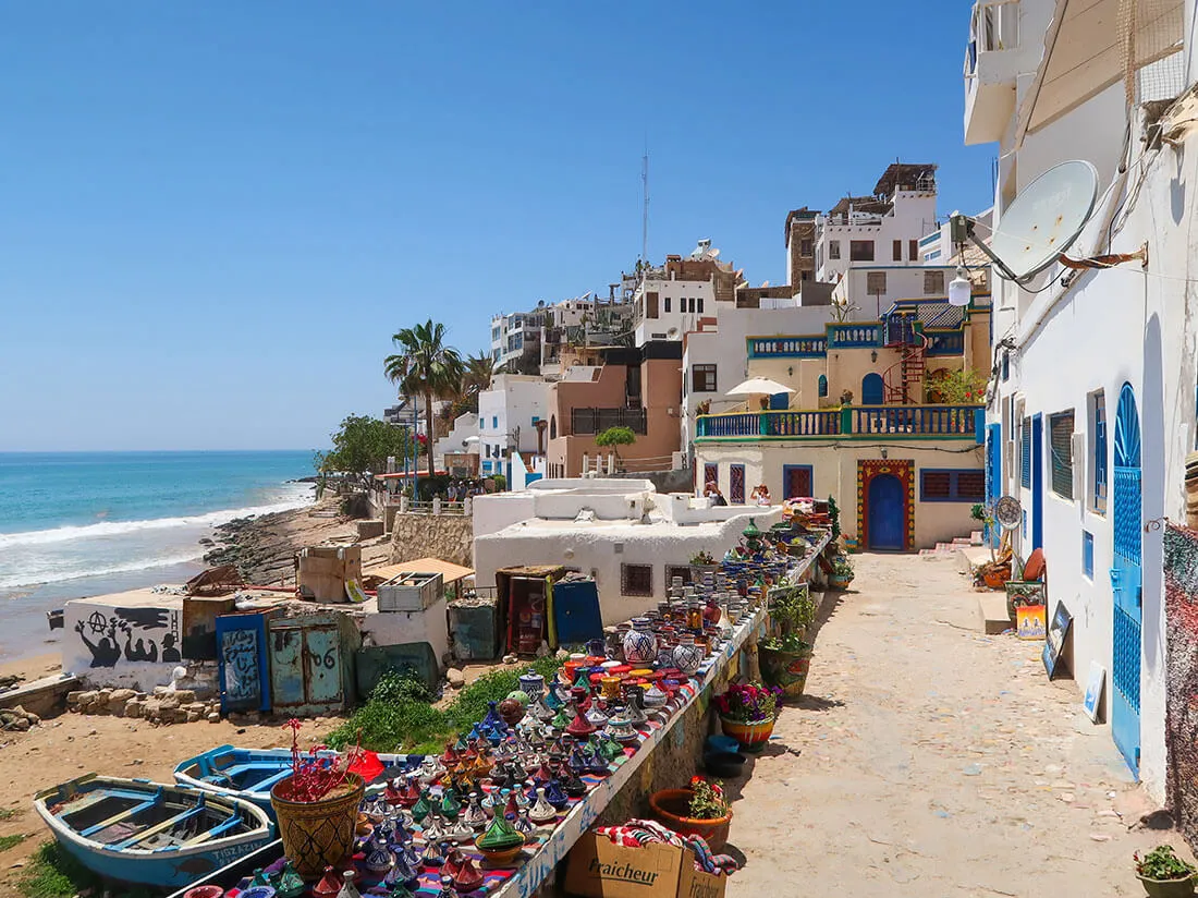 Front de mer coloré de Taghazout avec barques bleues et mini-tajines