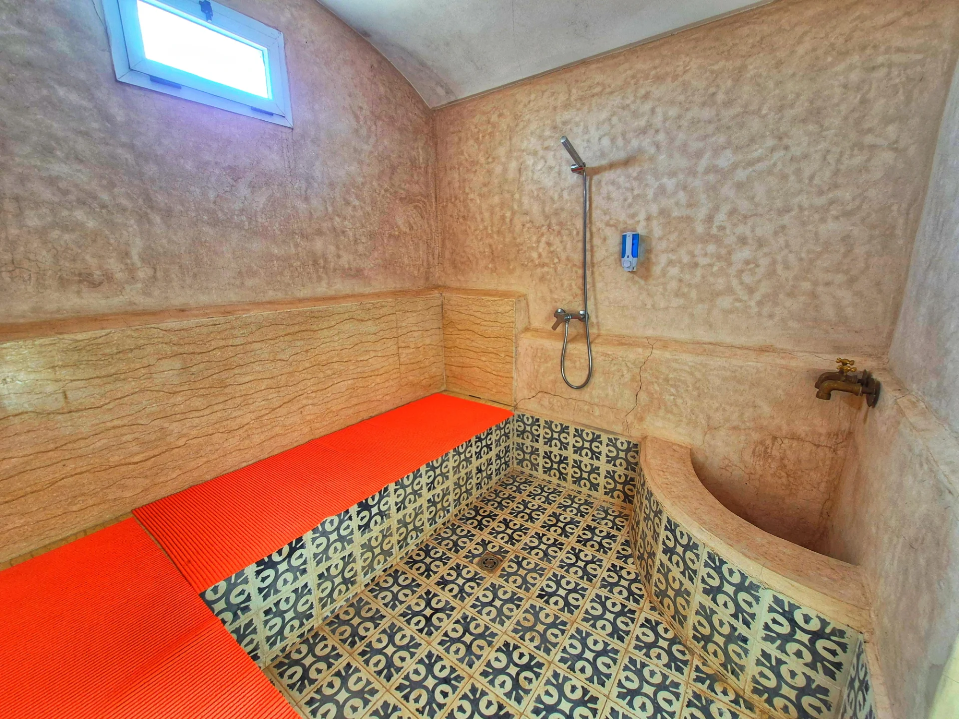 Hammam privé traditionnel en zelliges de la Villa Dar Sara