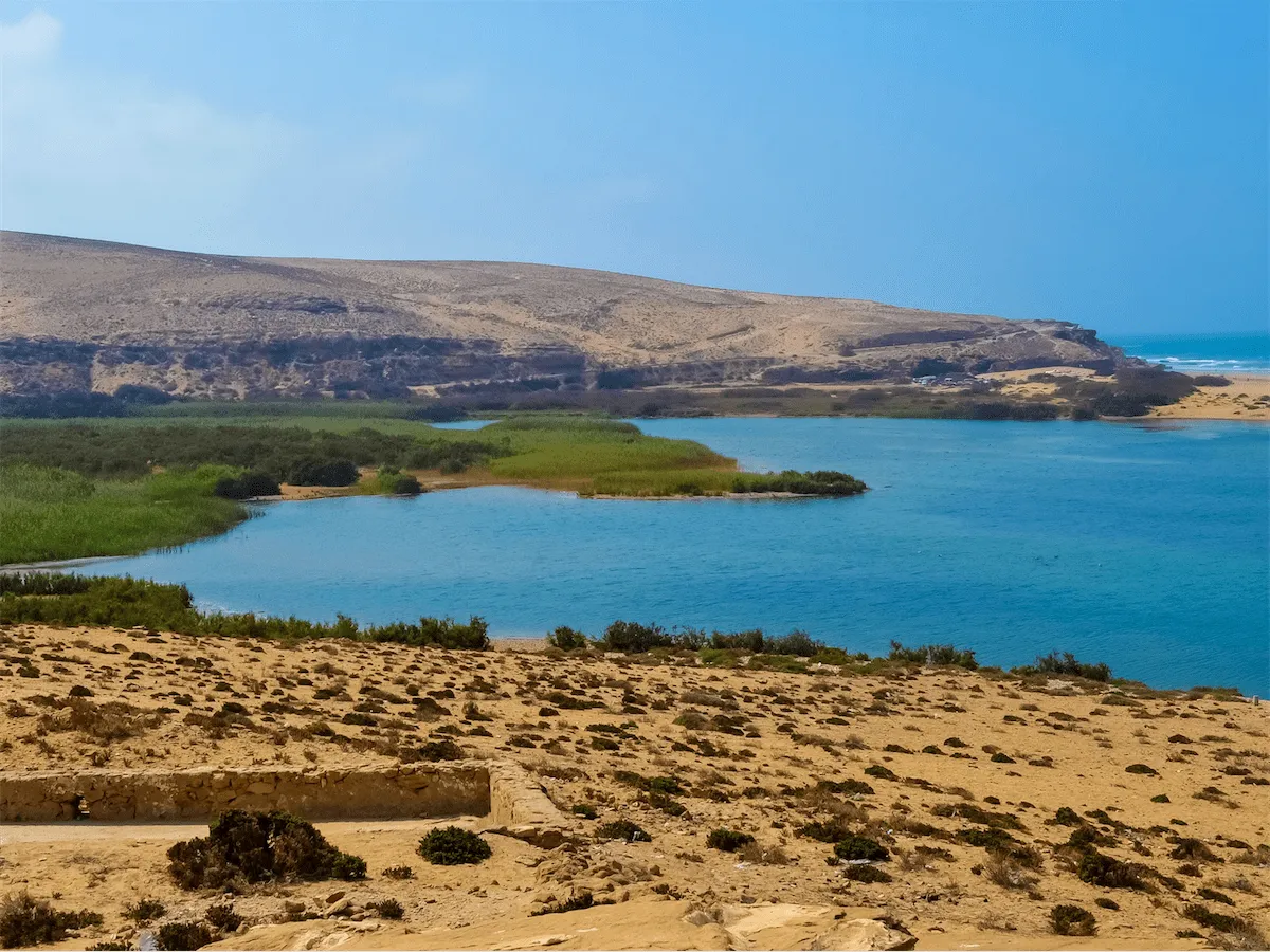Plage de Tamri séparée par son lac estuaire