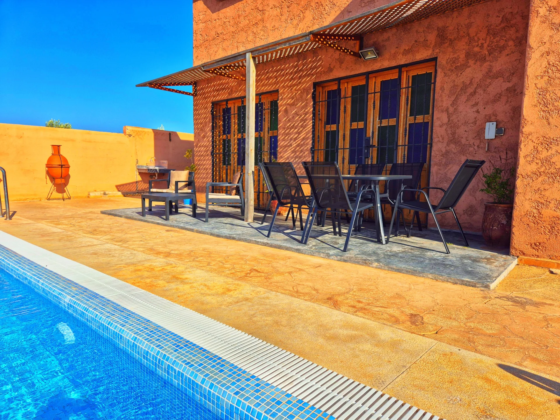 Terrasse et piscine de la Villa Dar Sara au crépuscule