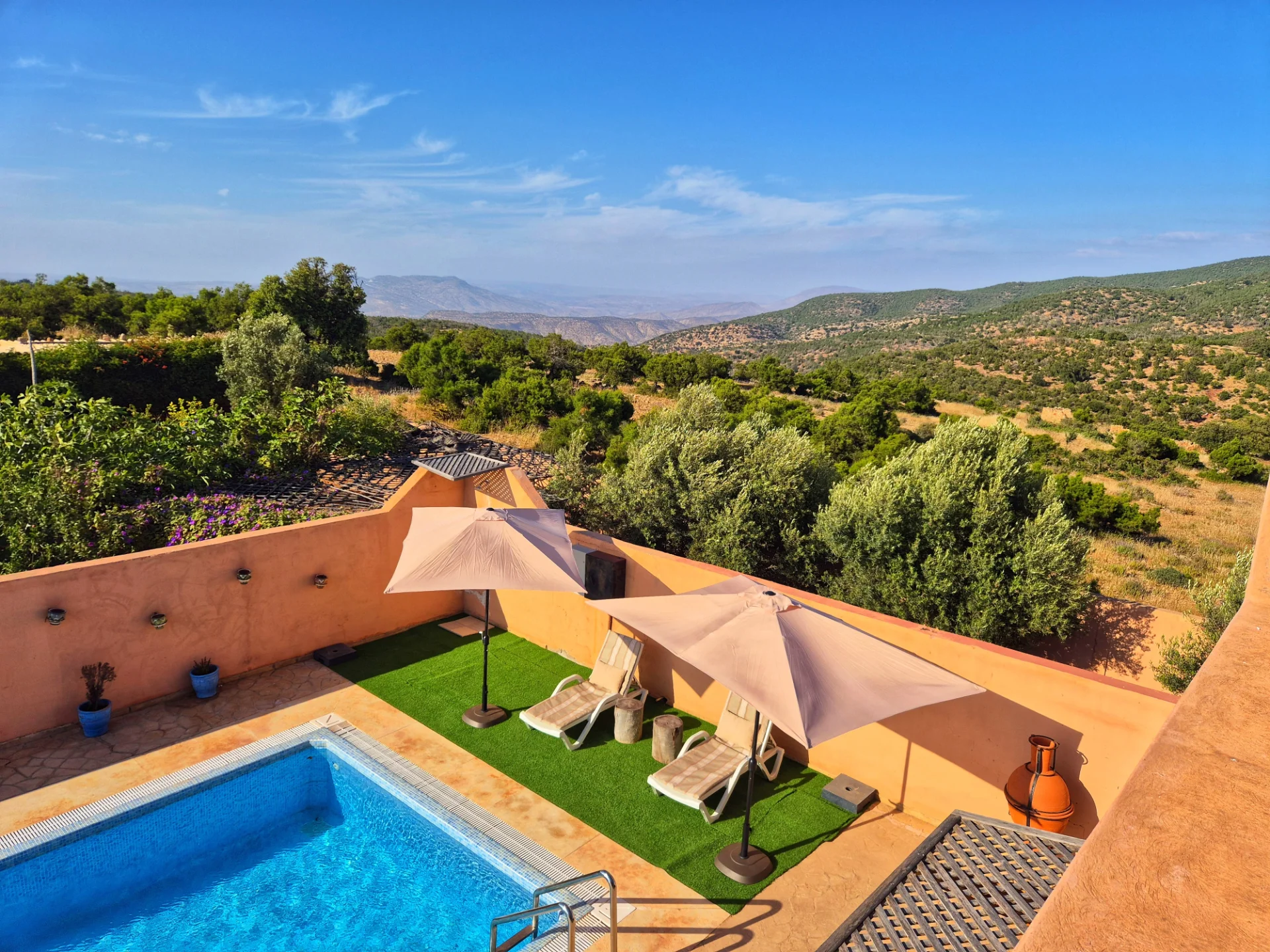 Vue aérienne de la Villa Dar Sara au nord de la région d'Agadir — piscine privée chauffée et montagnes